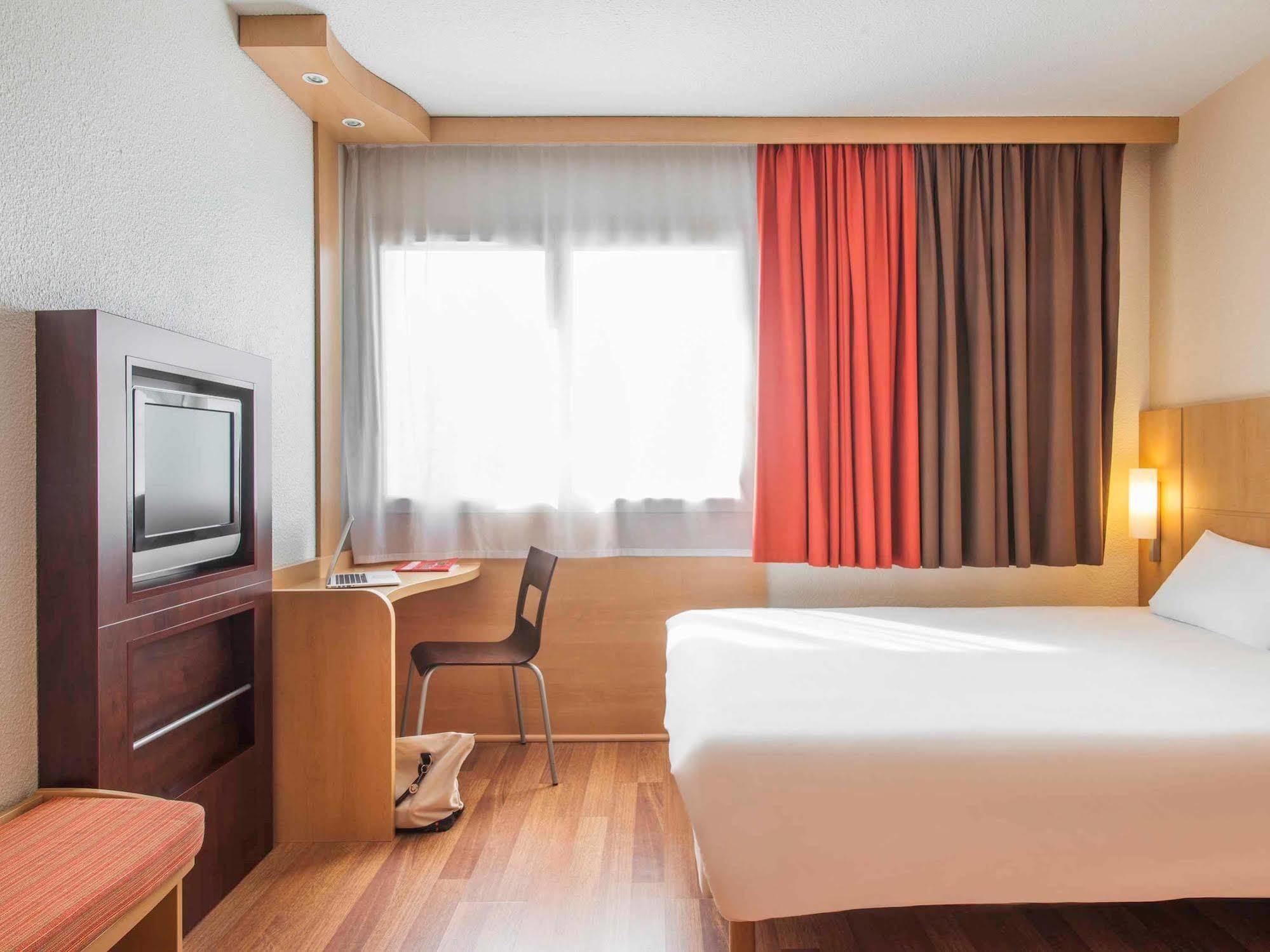 Hotel Ibis Cholet Exterior foto